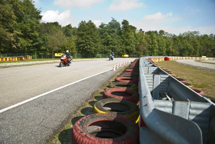 bmw-moto-motorrad-circuito-pirelli-vizzola-ticino-foto-settembre-2014-motociclisti-pista
